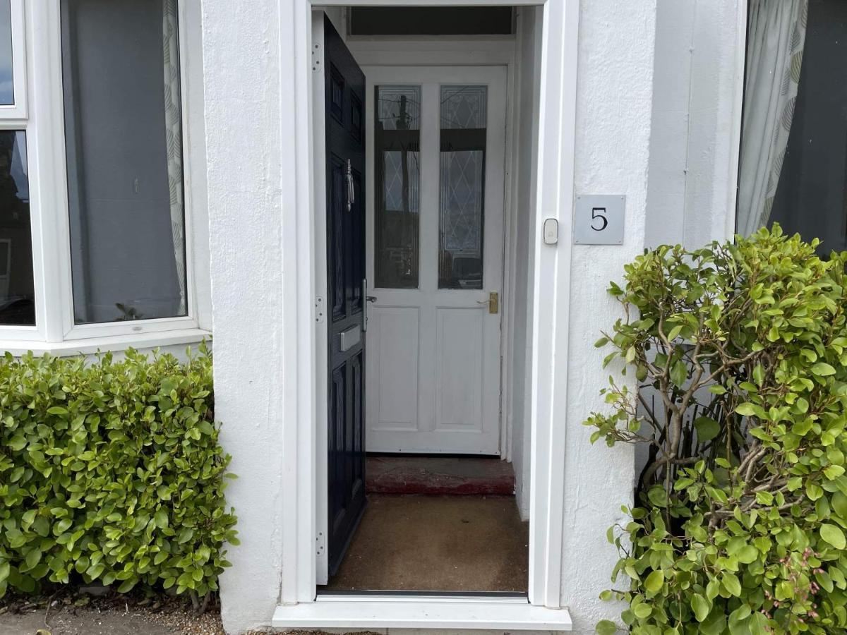 Spacious 4-Bed Beach Retreat For Families Steps From The Shore In Pevensey Bay 外观 照片