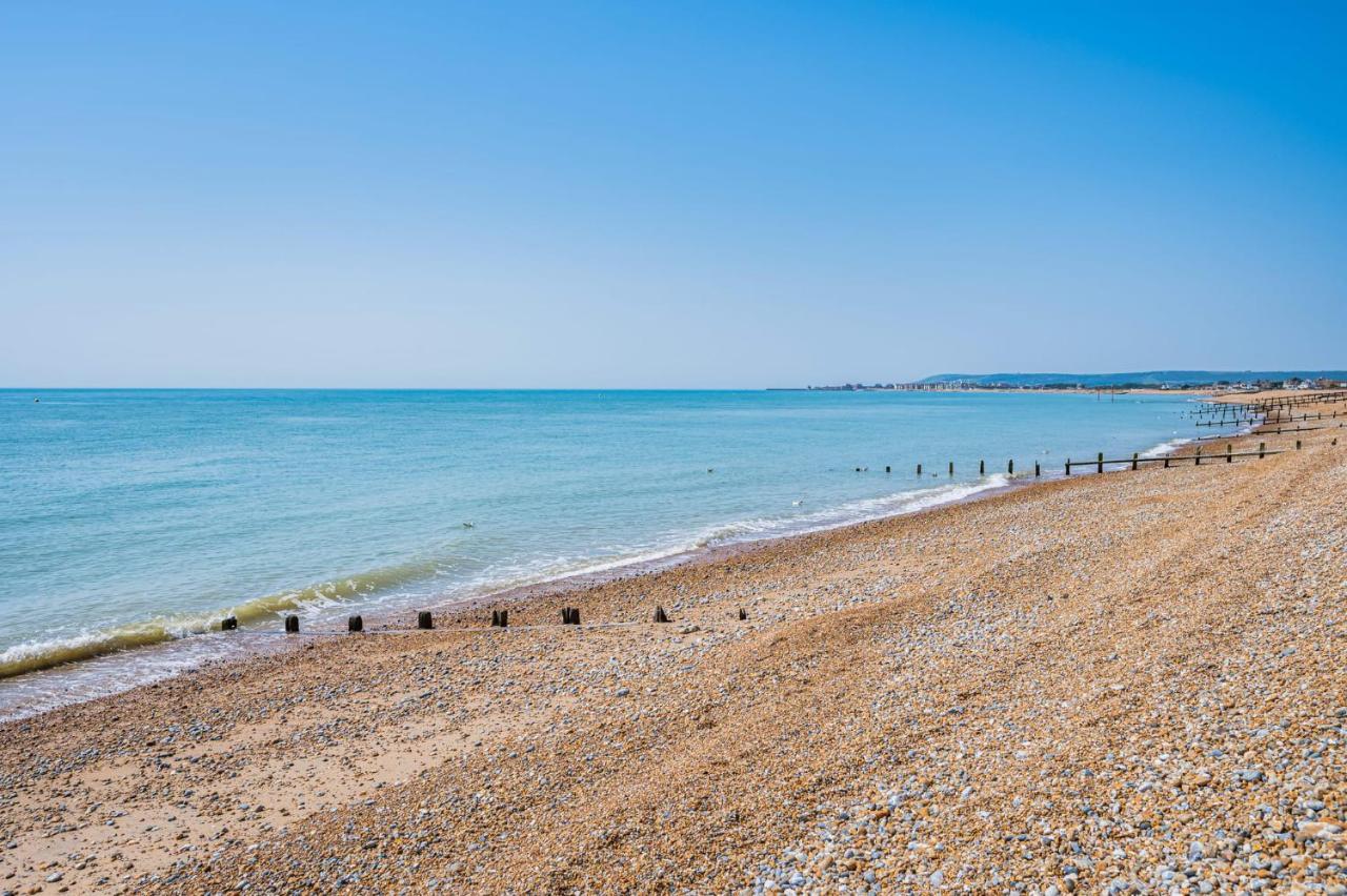 Spacious 4-Bed Beach Retreat For Families Steps From The Shore In Pevensey Bay 外观 照片