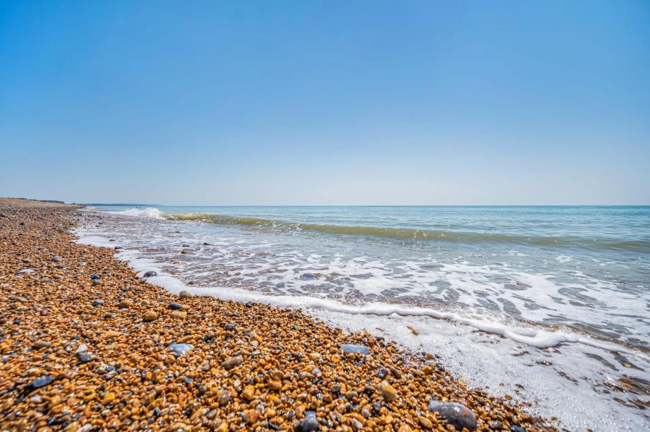 Spacious 4-Bed Beach Retreat For Families Steps From The Shore In Pevensey Bay 外观 照片